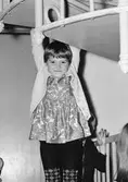 En flicka håller hängande i trappan vid Holtermanska daghemmet 1953.