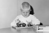 En pojke leker med modelllera. Holtermanska daghemmet 1953.