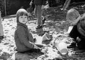 Barn leker i sandlådan vid Holtermanska daghemmet juni 1973.