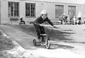 Barn leker utanför huset. Holtermanska daghemmet juni 1973.
