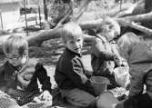 Tre barn leker i sandlådan utanför Holtermanska daghemmet juni 1973.