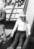 En flicka åker rutschkana. Holtermanska daghemmet juni 1973.