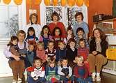 Fem fröknar och en grupp barn. Holtermanska daghemmet 1980.