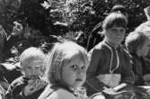 Barn och fröknar som fikar ute i naturen. Holtermanska daghemmet juni 1973.