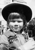 En pojke i cowboykläder. Holtermanska daghemmet juni 1974.