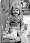 Ett barn som leker utomhus. Holtermanska daghemmet juni 1974.