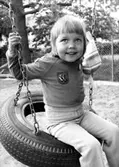 En flicka som gungar. Holtermanska daghemmet juni 1974.