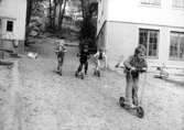 Barn på sparkcyklar. Holtermanska daghemmet juni 1974.