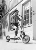 Ett barn på sparkcykel. Holtermanska daghemmet, okänt årtal.
