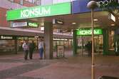 Konsum i hörnet av Brogatan och Nygatan. Mölndalsbro i dag - ett skolpedagogiskt dokumentationsprojekt på Mölndals museum under oktober 1996. 1996_1173-1187 är gjorda av högstadieelever från Kvarnbyskolan 9D, grupp 3. Se även 1996_0913-0940.