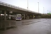 Busstrafik vid Broplatsen. Mölndalsbro i dag - ett skolpedagogiskt dokumentationsprojekt på Mölndals museum under oktober 1996. 1996_1212-1226 är gjorda av högstadieelever från Kvarnbyskolan 9D, grupp 5. Se även 1996_0913-0940.
