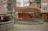Torghandel och en scen på Alberts torg. Mölndalsbro i dag - ett skolpedagogiskt dokumentationsprojekt på Mölndals museum under oktober 1996. 1996_1227-1245 är gjorda av högstadieelever från Kvarnbyskolan 9D, grupp 6. Se även 1996_0913-0940.