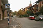 Västra delen av Bergmansgatan. Kyrkan ses i fonden. Mölndalsbro i dag - ett skolpedagogiskt dokumentationsprojekt på Mölndals museum under oktober 1996. 1996_1320-1337 är gjorda av högstadieelever från Åbyskolan 8A, grupp 5. Se även 1996_0913-0940, gruppbilder på klasserna 1996_1382-1405 och bilder från den färdiga utställningen 1996_1358-1381.