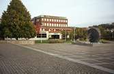 Stadshusplatsen med dess fontän/skulptur och Folkets hus (konsthall och bibliotek). Mölndalsbro i dag - ett skolpedagogiskt dokumentationsprojekt på Mölndals museum under oktober 1996. 1996_1338-1356 är gjorda av högstadieelever från Åbyskolan 8A, grupp 6. Se även 1996_0913-0940, gruppbilder på klasserna 1996_1382-1405 och bilder från den färdiga utställningen 1996_1358-1381.