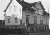 Framsidan av E. & K. Karlssons järnhandel, sett från sydost. Kungsbackavägen 6, 1950-tal.