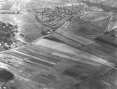 Flygfoto på östra delen av Fässbergs by (med prästgårdens ladugård och Fässbergs skola), Solängen och Åbyfältet. Taget 1970-08-28.