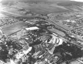 Flygfoto över Papyrus i förgrunden 1970. Åbro industriområde och Åbyområdet ses i bakgrunden. Yngeredsfors äppelodlingar och Forsåker till vänster i bild.