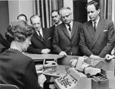 För riksdagens bevillningsutskott demonstreras prototypen av
den nya kassaregistermaskinen.  Foton 18/11 1965.  Maskinen
tillverkas av AB Addo och skall sättas in på prov på postkontoret Malmö 8, december 1965.