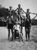 Män, kvinnor och barn på stranden, troligtvis vid Tulebosjön, 1930-tal.