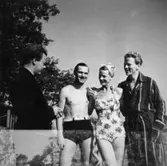 Från vänster står den kände pianisten Karl Erik ”Räpa” Eriksson, sångerskan Kerstin Bergström (dåtidens Lillbabs) samt Klas Alberts (son till Karl Alberts) troligtvis vid Tulebosjön, 1940-tal.
