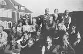 Troligen femte året, vt 1938 ; (ena gången stod det ht). Barnen står på kullen söder om gamla skolbyggnaden. 
Fotot märkt 5a på baksidan.