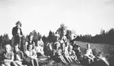 På skolresa i Filipstad med besök i Nykroppa valsverk och Persbergs gruva. Inkvarteringen var ordnad i en lada i Kalhyttan strax utanför staden, och maten intogs på Stadshotellet. Lärare: Sven Flodén. Fotot märkt 6 Kalhyttan 2/6 1939.