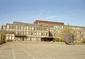 Mölndals stadshus och Stadshusplatsen, augusti 1994, med konstverket Faesbiaergha av Roland Andersson till höger.