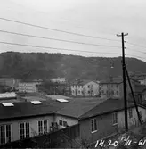 Vy mot Krokslätts bio år 1961. I förgrunden ligger en fabriks- och verkstadsbyggnad på Åbäcksgatan 8. I bildens mitt ses biografbyggnaden bakom träddungen och gatlyktan. Huset var egentligen Krokslätts nya Folkets hus som levde av dans och bio. I bakgrunden ses Rallarberget där Siemens fabriksbyggnad ligger i mitten till vänster.