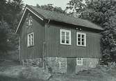 Snickaren Albert Palmstedts hus. Albert tillverkade bl a Göteborgsstolar. Han avled 1974. Fotografiet är förmodligen taget i slutet av 1960-talet, i alla fall före sommaren 1969.