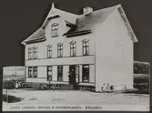 Ernst Larssen, speceri- och diversehandel på Gamla Riksvägen 42 i Kållered. Okända personer och årtal.