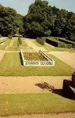 Inhägnad rabatt i Gunnebo slottspark, juli 1991.
