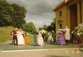 Dansuppvisning framför Gunnebo slott, med dansare i kläder från 1800-talets förra del. 20 augusti 1990.