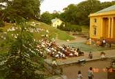 Publiken lyssnar på konsert, som pågår framför slottet, juli 1990.