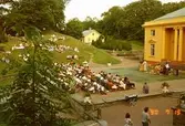 Publiken lyssnar på konsert, som pågår framför slottet, juli 1990.