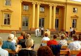 Publiken lyssnar på föreläsning, som pågår framför slottet, juli 1990.