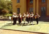 Musikunderhållning framför Gunnebo slott, maj 1990.