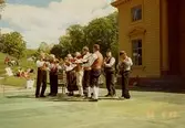 Ett folkdanslag uppträder inför publik utanför Gunnebo slott, maj 1990.