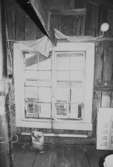 Kvarnfallet 31 i Grevedämmet, hösten 1994. Interiör från vinden i Röda huset, G-3. Fönstret har genom åren lagats med olika tekniker och material. Fönstret är det enda i huset som har åtta spröjsade glas i var båge. Träplugg har använts till hopfogning av fönsterbågarna.