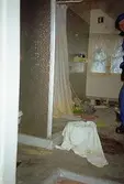 Badrum i bostadshuset Villa Solbacken i Krokslätt, januari 1995. En okänd person skymtas till höger.