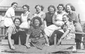 Glad barnpersonal samlad i gungan, 1951
