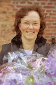Kvarnbydagen 28 april 2002. Kultursekreterare Gudrun Piculell står beredd att dela ut blommor till dansarna av ForsAnde. I bakgrunden ses Stora Götafors.