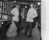 I mitten Gustaf A. Roos (7.7.1880-21.9.1965)sedermera postmästare
Stockholm 18, t.h. förste postiljon Bengtsson. Postkupé 89 ned,
juldagen 1913.