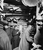 Radioreportage av red. Manne Berggren, Radiotjänst, om jularbetet i
postkupén. Fr.v. f.d. fpx J.L. Lindström, fpj S.Y. Andersson, FPJ
G.F.R. Johansson, fpj K.A.E. Westergren och fpx E.E. Järnmark.