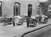Hemforsling av paket inom Stockholm. På gården vid postkontoret Stockholm 1, 1920-talet. 
(Hemforsling av paket ombesörjdes av entreprenören)