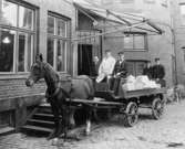 Hästtransportvagn för lokala posttransporter. Utanför postkontoret
i Lund, 1928.