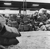 Transiterade postsäckar och paket lagrade utanför
transportavdelningen, i väntan på tåglägenhet.