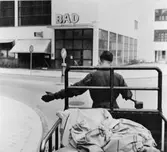 Kl 07.30 kör chaufför Gustav Jarneving trucken till
järnvägsstationen. Transporten gäller både en postkupé, nr 452, samt
några fack och brevlådor på linjerna Kolbäck-Flen och
Eskilstuna-Södertälje.