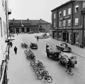 Posttransport, truck med släpvagn, från postkontoret Eskilstuna 1
till järnvägen. Vid kl 18.30-tiden körs det stora lasset till
postkupéerna 452 och 365. T.f. postiljon 11 Stig Tegevik kör här
Drottninggatan, med en cyklande kollega vid sidan om.