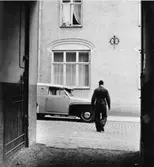 Chaufför Nils Gunnar Jonsson har expresskörning på eftermiddagen
och har just lämnat ett expressbrev.