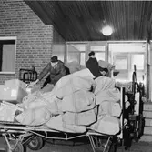 Kl 04.05 hämtades huvudposten från pkp 113 och här lastas den av
vid lastbryggan, Motala 1.